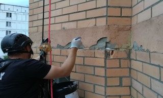 Обследование фасада здания в Холмске в октябре